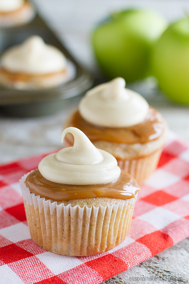 Pin by Jessica Diaz on Source: pinterest.com
Stir together flour, baking powder, and salt in a small bowl and set aside. On low speed, beat cake mix, 1 cup water, eggs, oil, and 2 tbs. Lower the speed to medium, and add the eggs one at a time. Spread or pipe cupcakes with frosting. Add coffee to the rest of the cake mix and stir until well combined.
![50 Easy Cupcake Recipes from Scratch How to Make 50 Easy Cupcake Recipes from Scratch How to Make