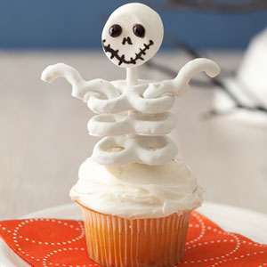 18 easy halloween cupcake ideas recipes decorating tips for halloween cupcakesdelishcom