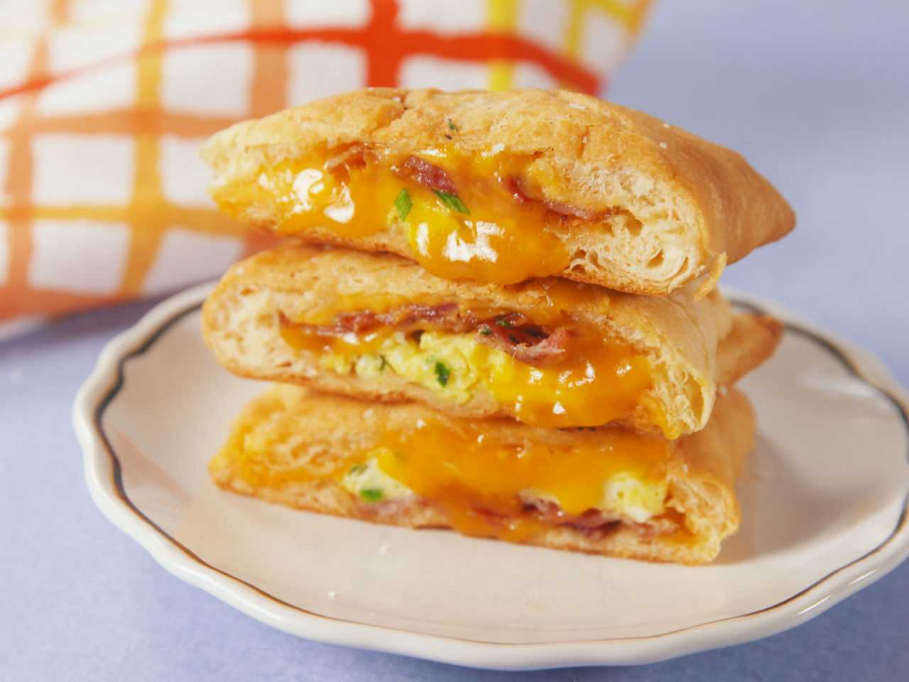 https://del.h-cdn.co/assets/18/10/1280x960/sd-aspect-1520639010-breakfast-pockets-still-4.jpg